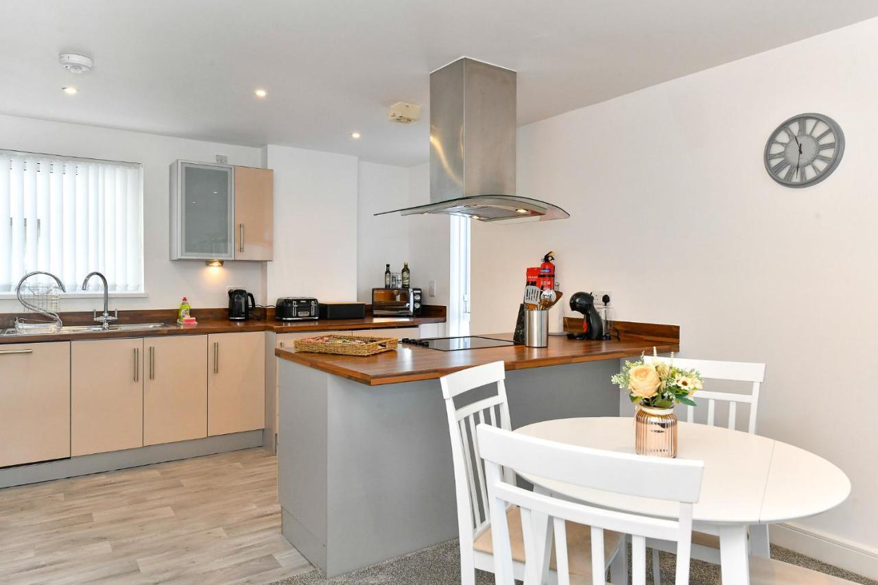 סוואנסי Just Stay Wales - Meridian Wharf, Marina View - 2 Bed Apartment מראה חיצוני תמונה