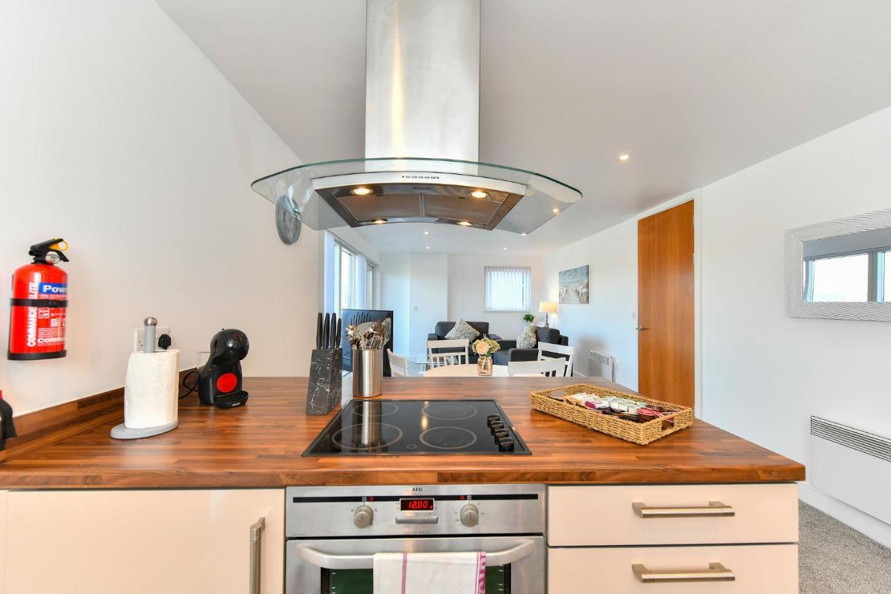 סוואנסי Just Stay Wales - Meridian Wharf, Marina View - 2 Bed Apartment מראה חיצוני תמונה